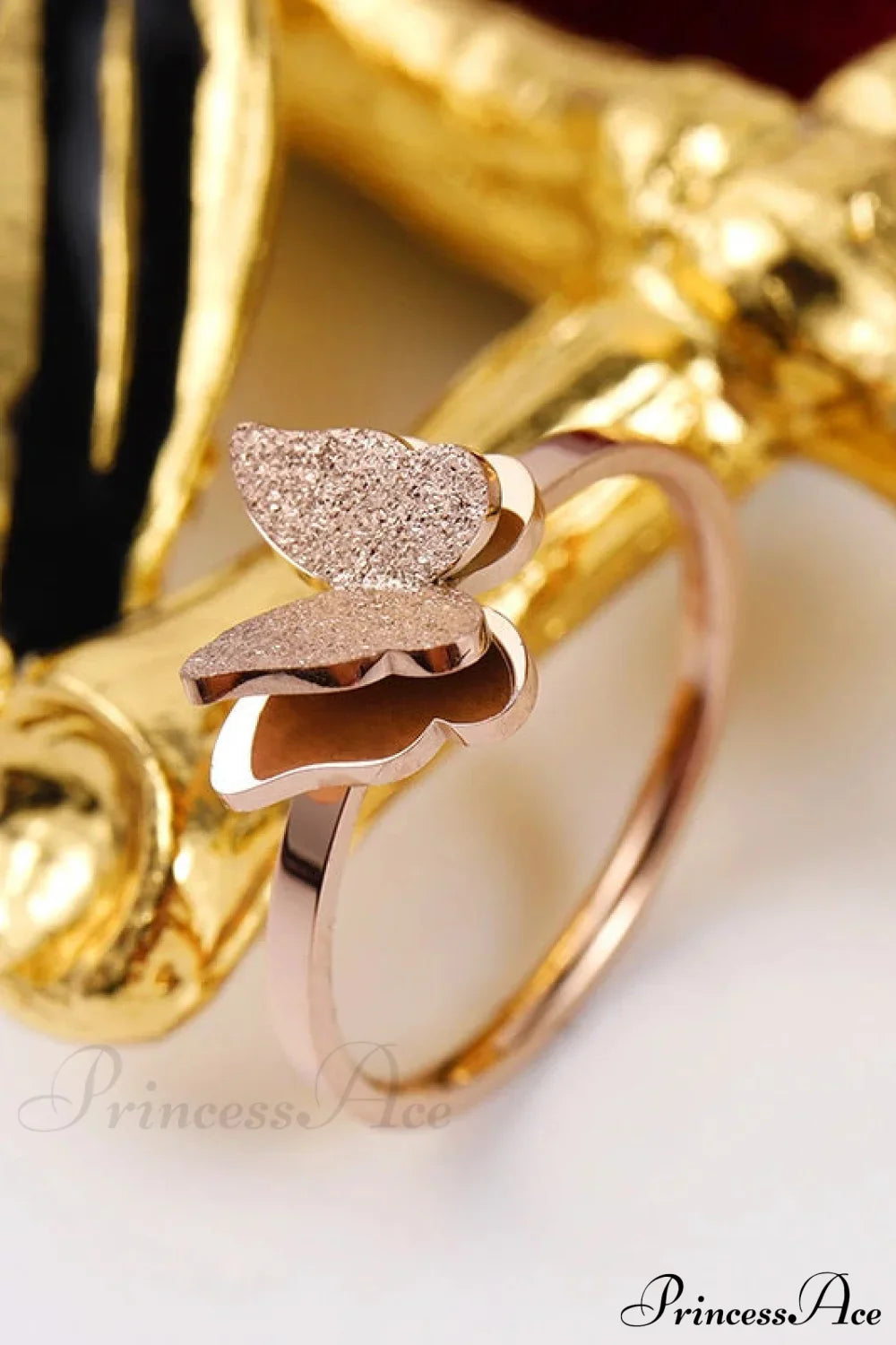 Anillo de acero de titanio con mariposa esmerilada de moda