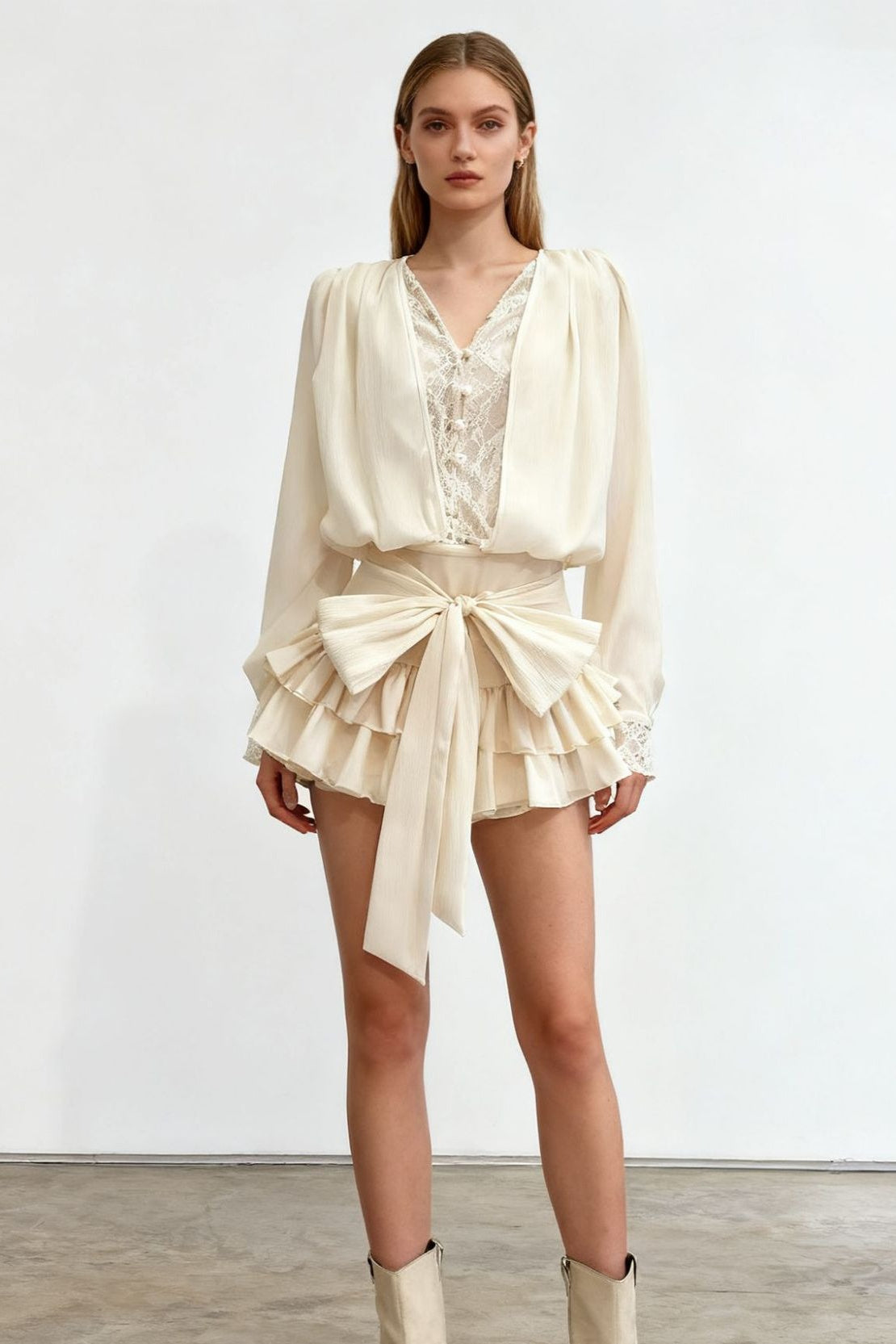 Spitzenkleid mit Rüschen, langen Ärmeln, schick und verführerisch, Mini-Länge