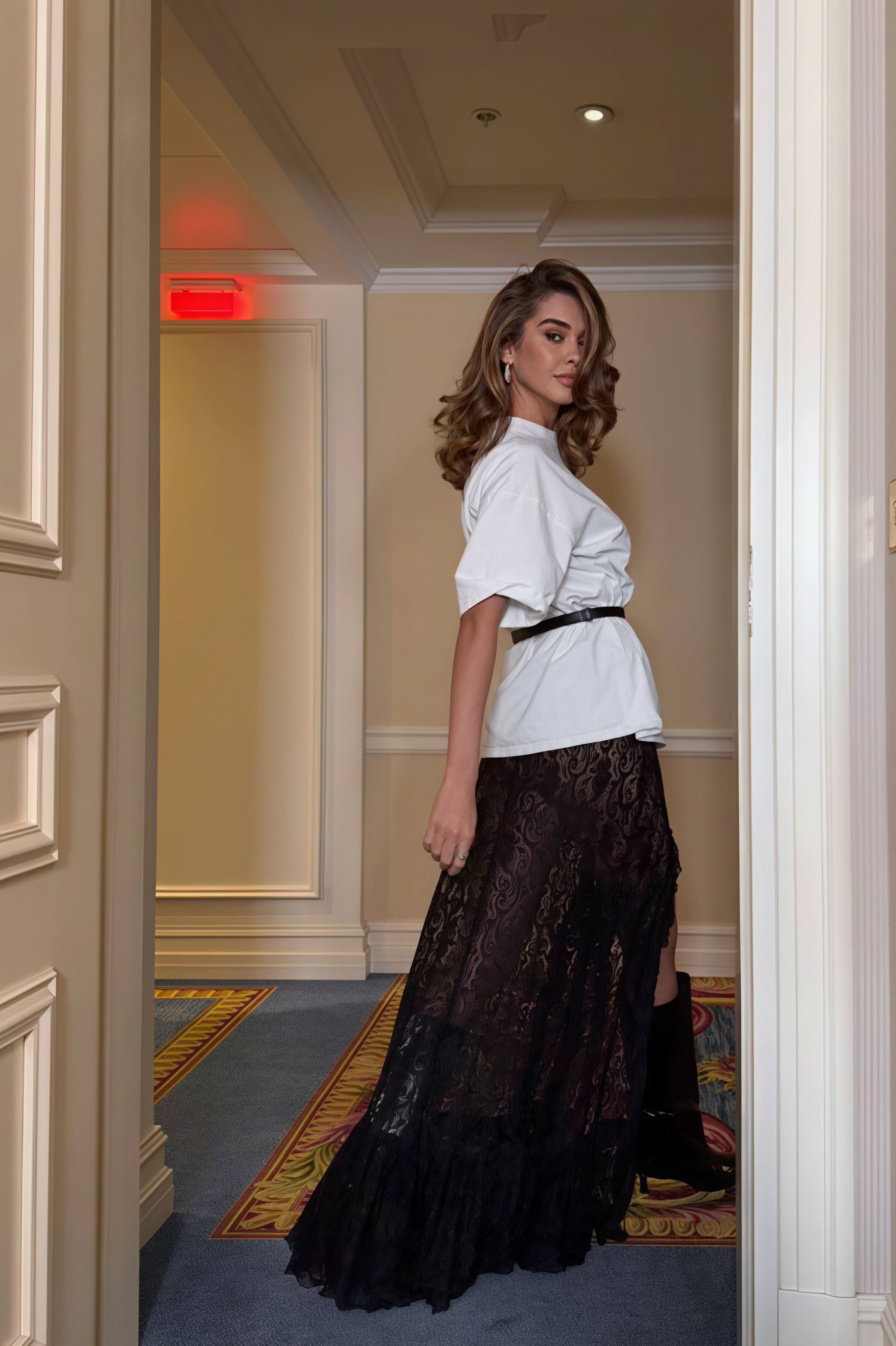 Vielseitiger Spitzenrock mit Schlitz und schmaler Passform