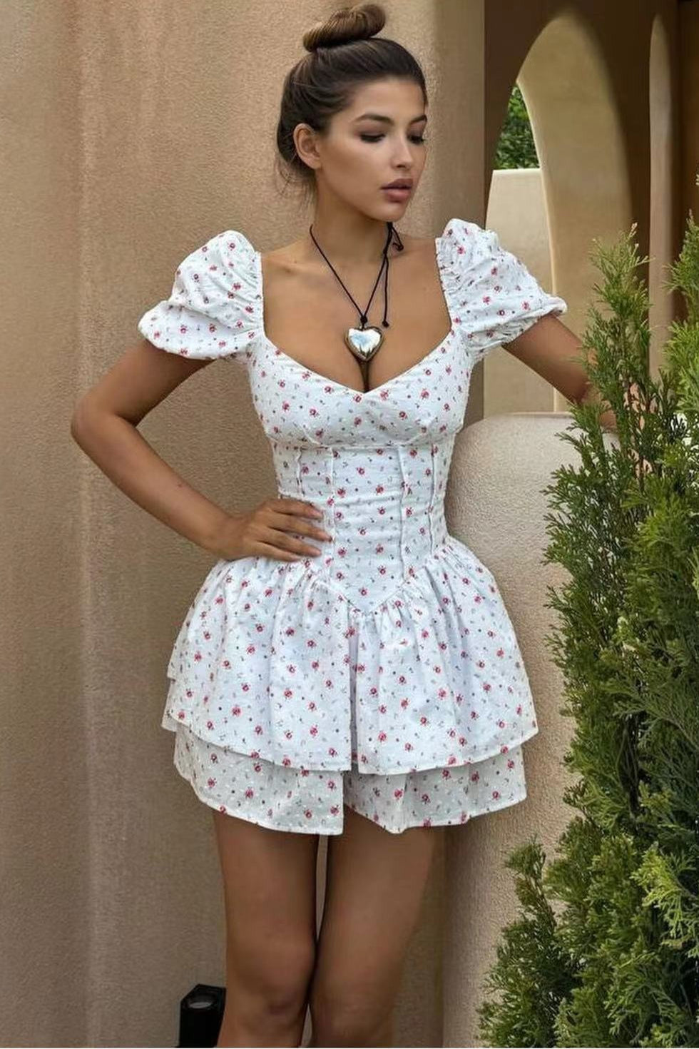 Robe courte à volants, manches bouffantes et ceinture nouée