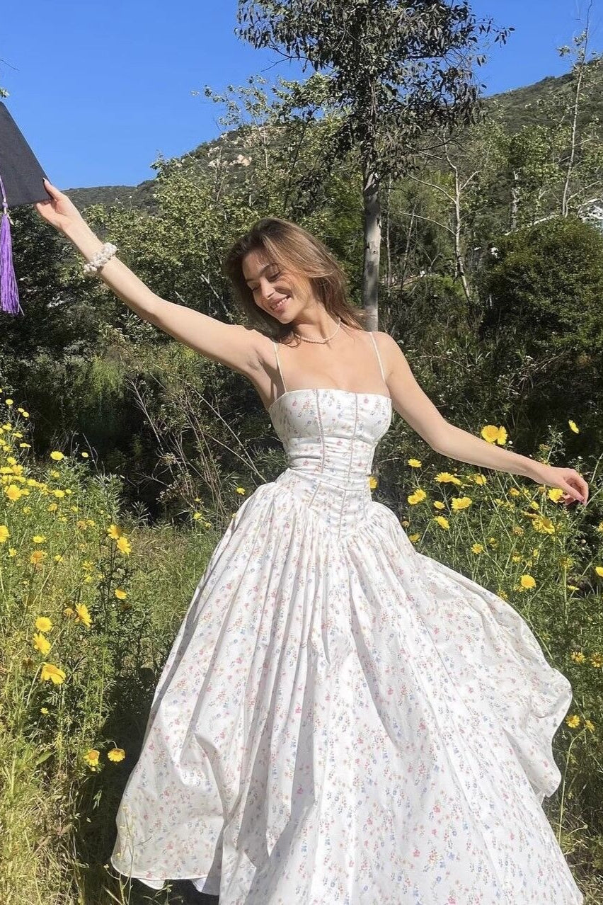 Abito lungo a vita alta con spalline sottili e orlo ampio arricciato a fiori