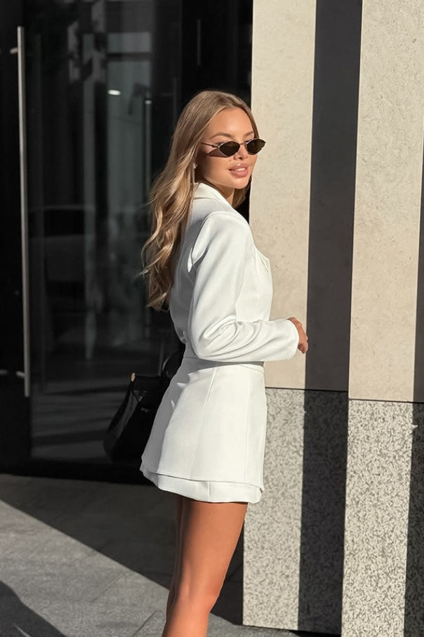 Elegantní sako s páskem vázaným v mašli v pase