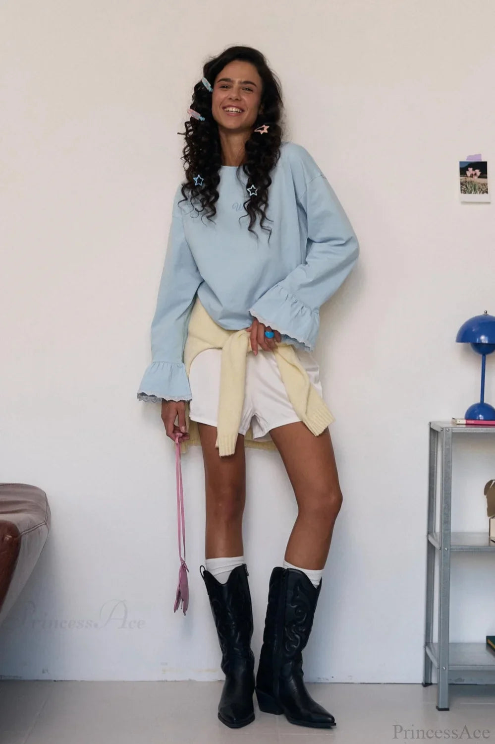 T-shirt à manches longues avec manches évasées, col rond, dentelle décorative et lettres brodées