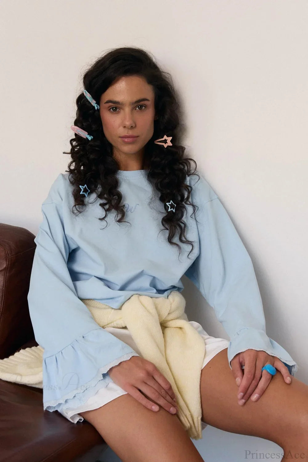 Maglietta a maniche lunghe con scollo rotondo, maniche svasate, pizzo decorativo e alfabeto ricamato