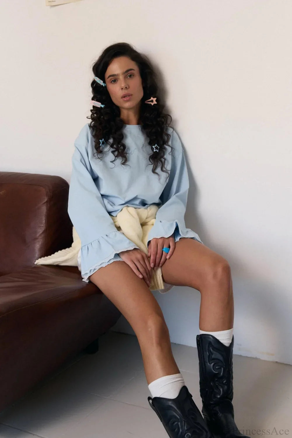 T-shirt à manches longues avec manches évasées, col rond, dentelle décorative et lettres brodées