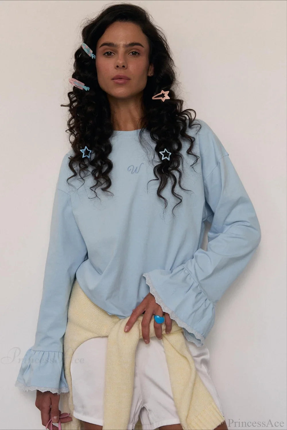 Maglietta a maniche lunghe con scollo rotondo, maniche svasate, pizzo decorativo e alfabeto ricamato