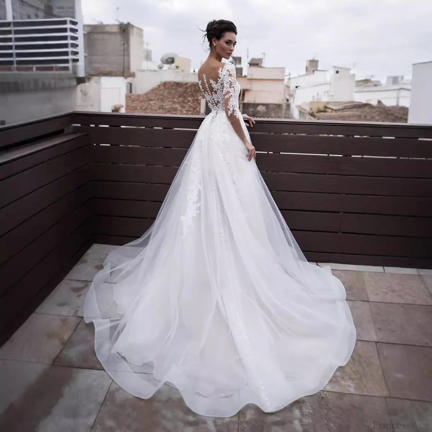 Abito da sposa francese a maniche lunghe con scollo a V