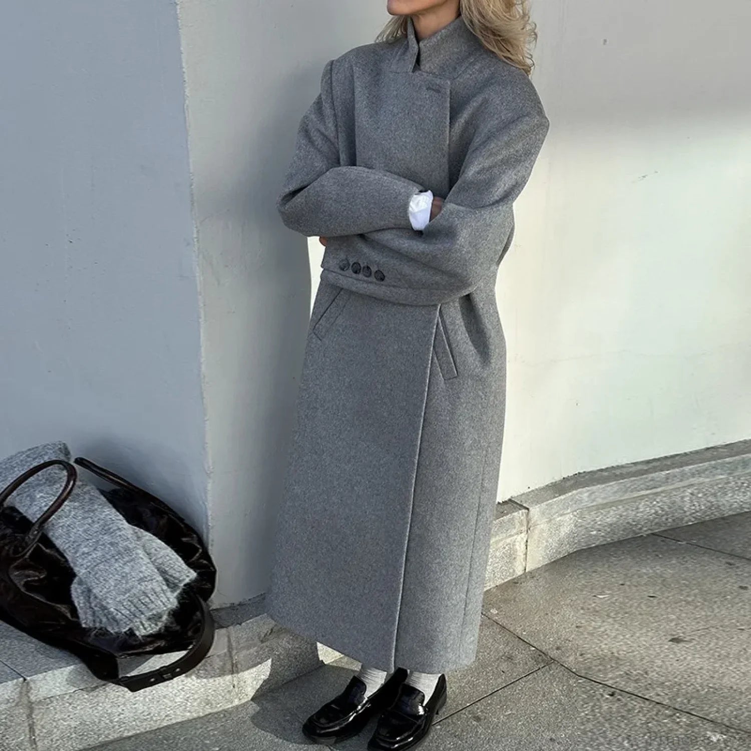 Cappotto grigio casual in lana con collo a lancia e bottoni frontali