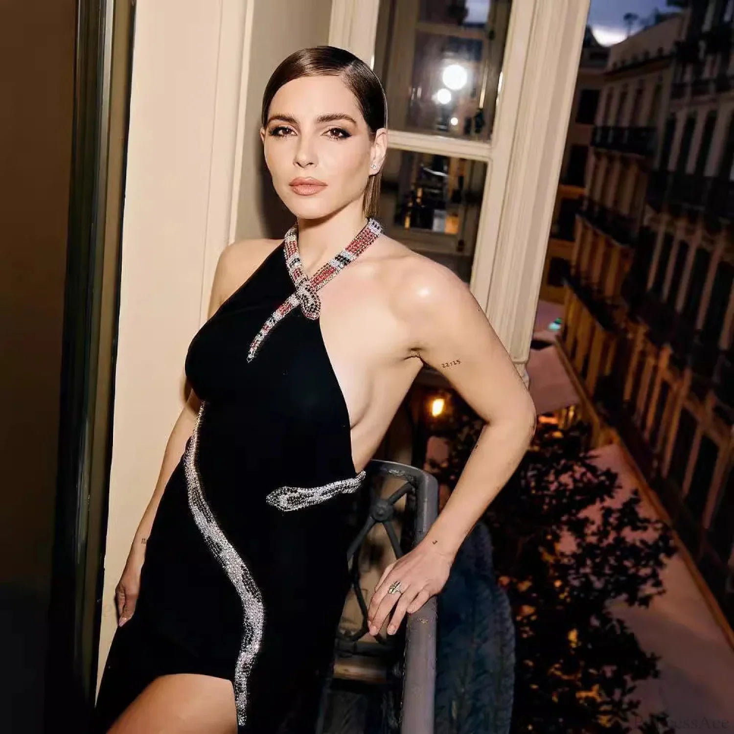 Trägerloses, unregelmäßiges langes Ballkleid mit Strasssteinbesatz