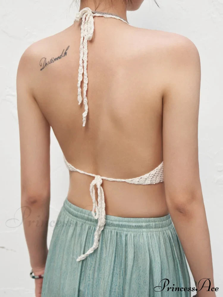 Módní háčkované krátké topy s průstřihy a zavazováním za krk