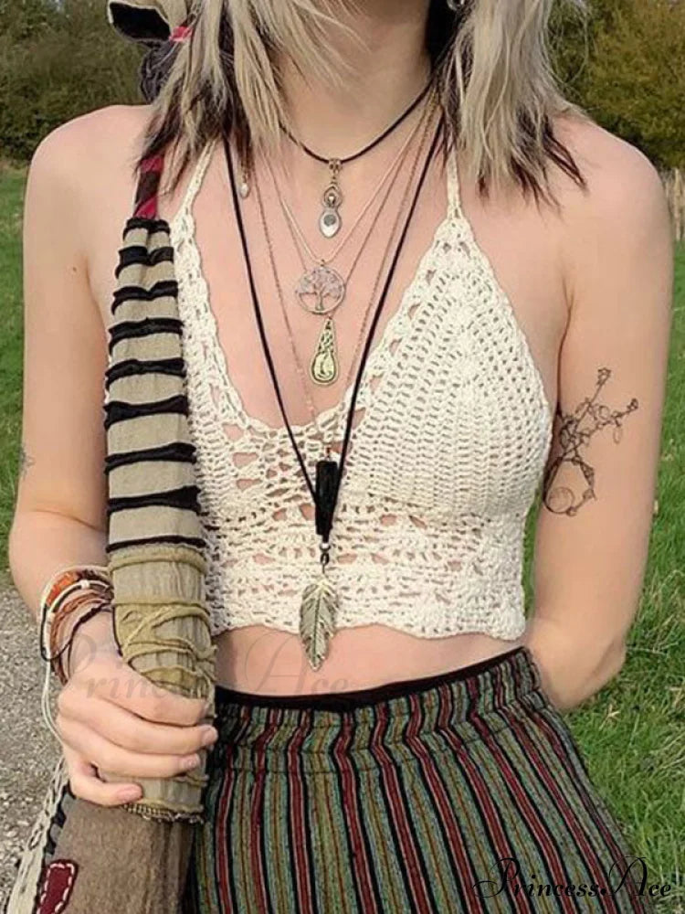 Módní háčkované krátké topy s průstřihy a zavazováním za krk