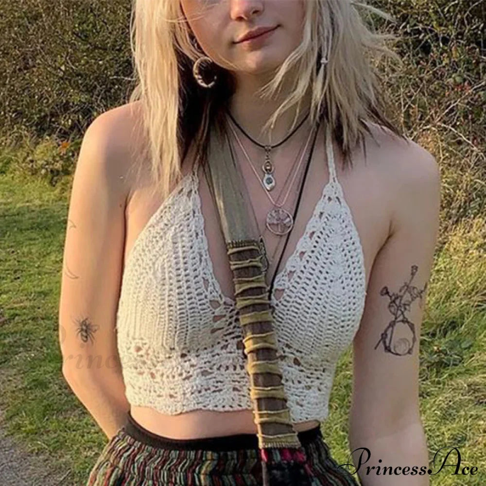 Módní háčkované krátké topy s průstřihy a zavazováním za krk