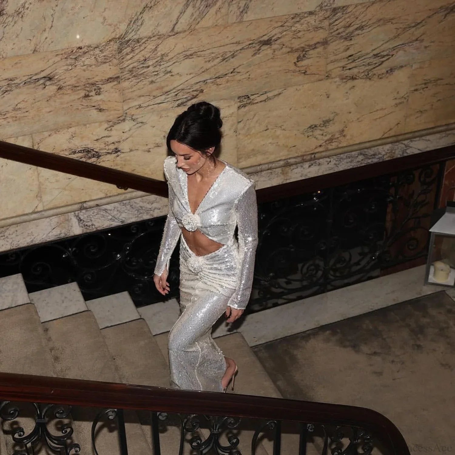 Ausgeschnittenes Pailletten-Maxikleid mit tiefem V-Ausschnitt für den Abschlussball