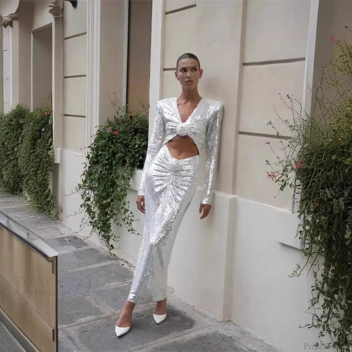 Ausgeschnittenes Pailletten-Maxikleid mit tiefem V-Ausschnitt für den Abschlussball