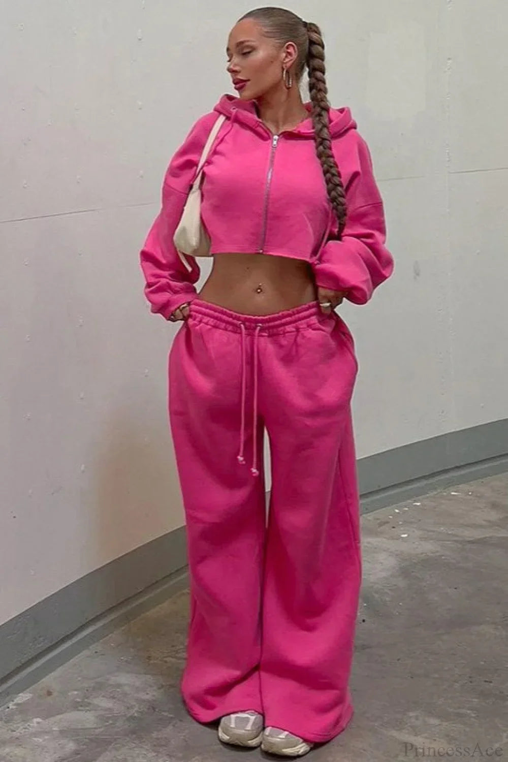 Completo casual due pezzi con cappuccio, cerniera, taglio corto e aderente