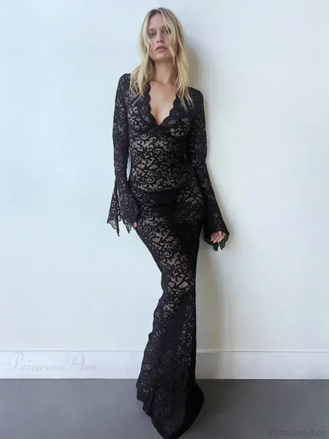 Vestido de vacaciones con escote en V profundo, mangas acampanadas y encaje