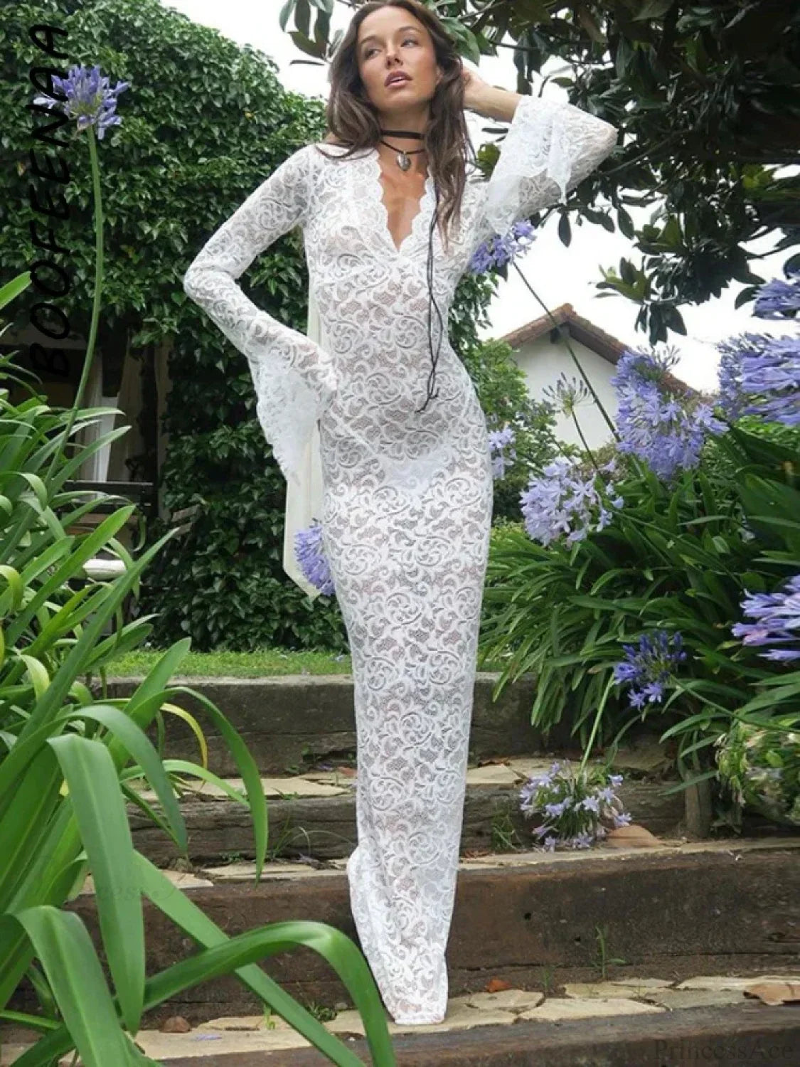 Vestido de vacaciones con escote en V profundo, mangas acampanadas y encaje