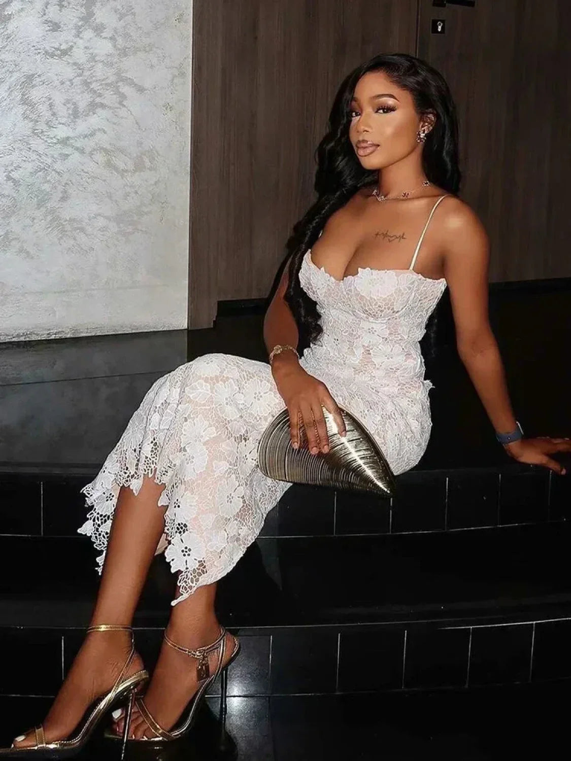 Vestido de vacaciones midi con bordado y tirantes de encaje