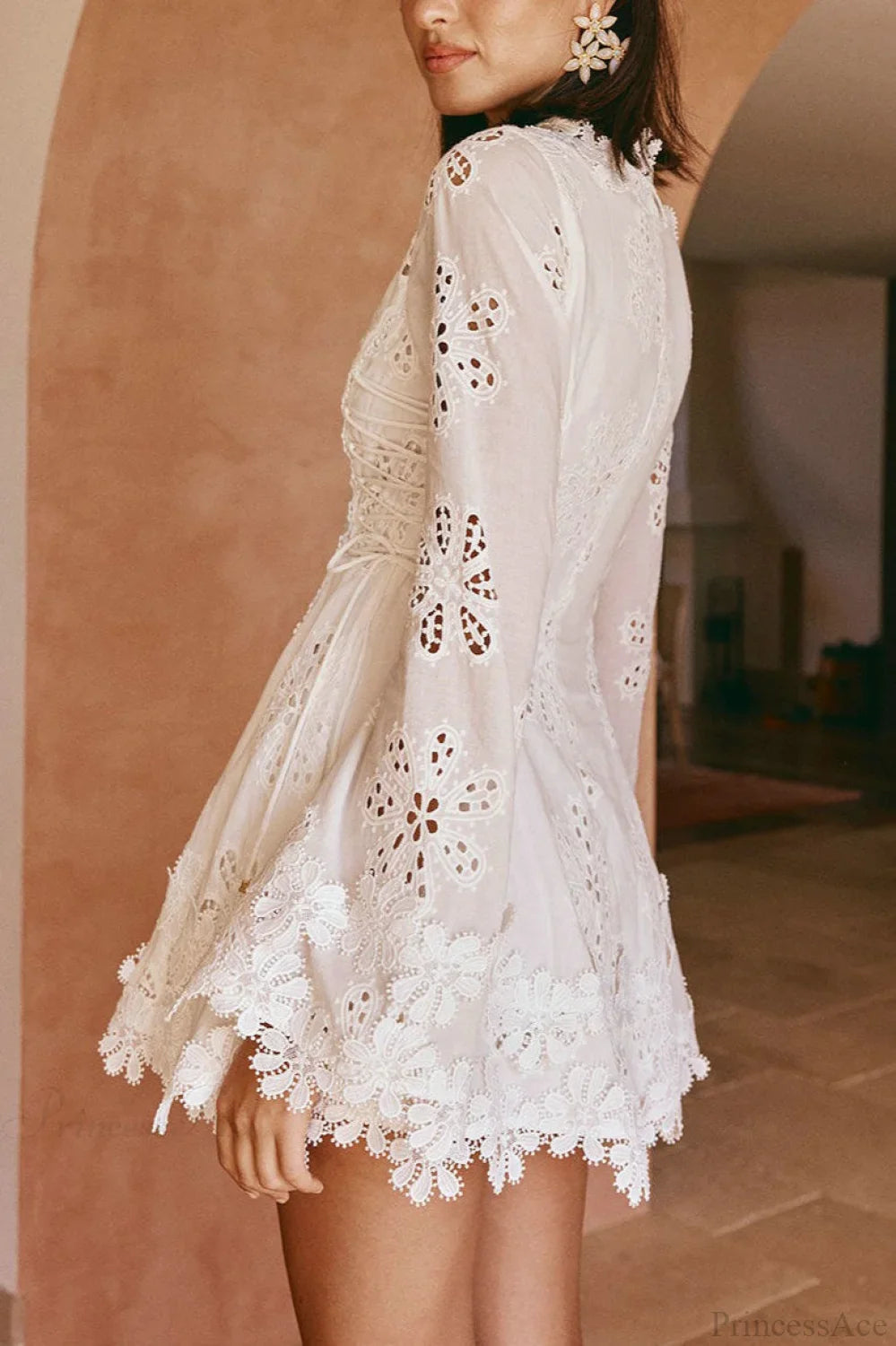 Minišaty s krajkovým lemem, výstřihem do V a zavazováním