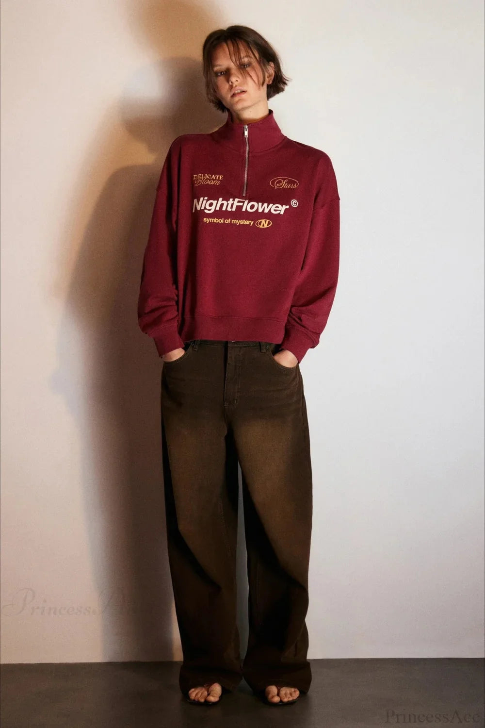 Felpa larga con collo alto e mezza cerniera con stampa di lettere