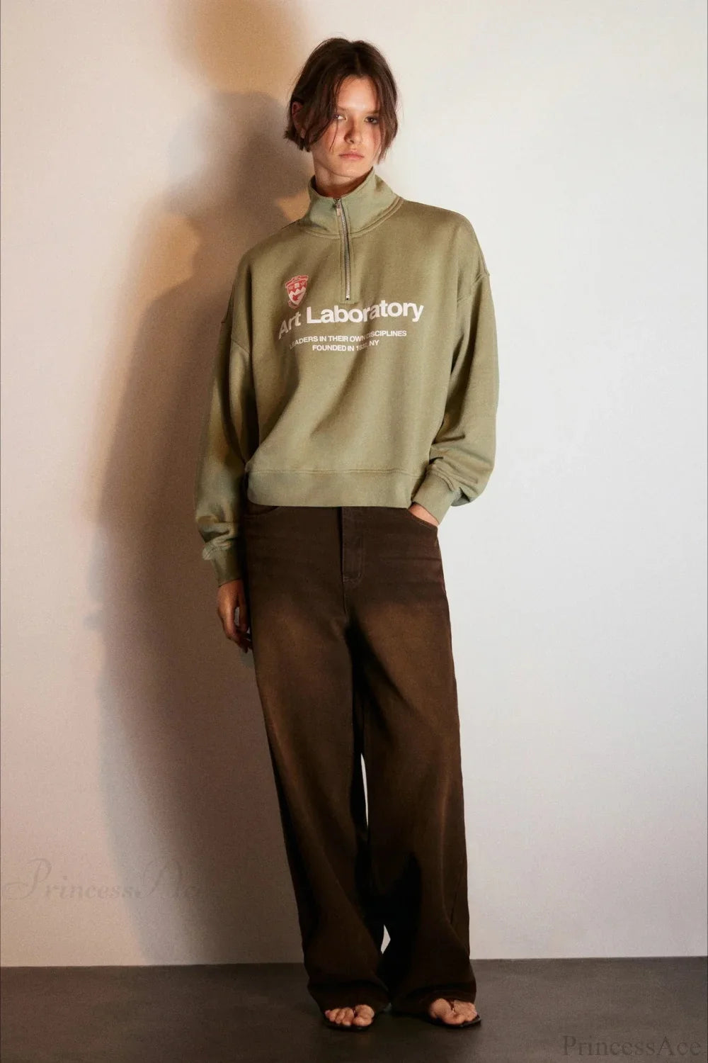 Felpa larga con collo alto e mezza cerniera con stampa di lettere