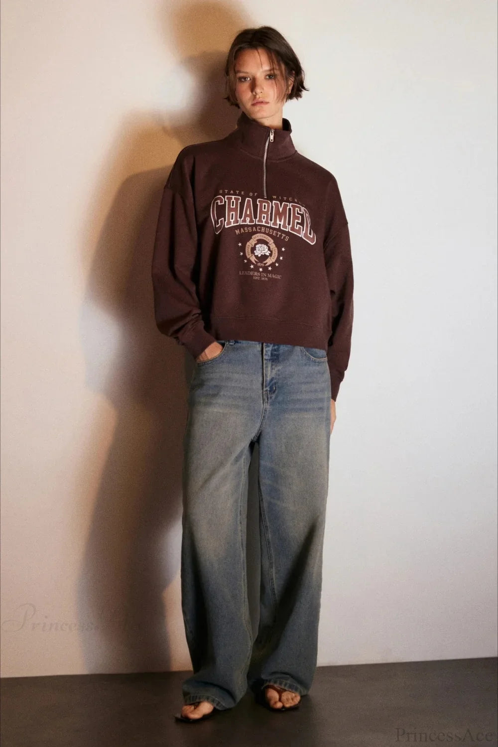 Felpa larga con collo alto e mezza cerniera con stampa di lettere