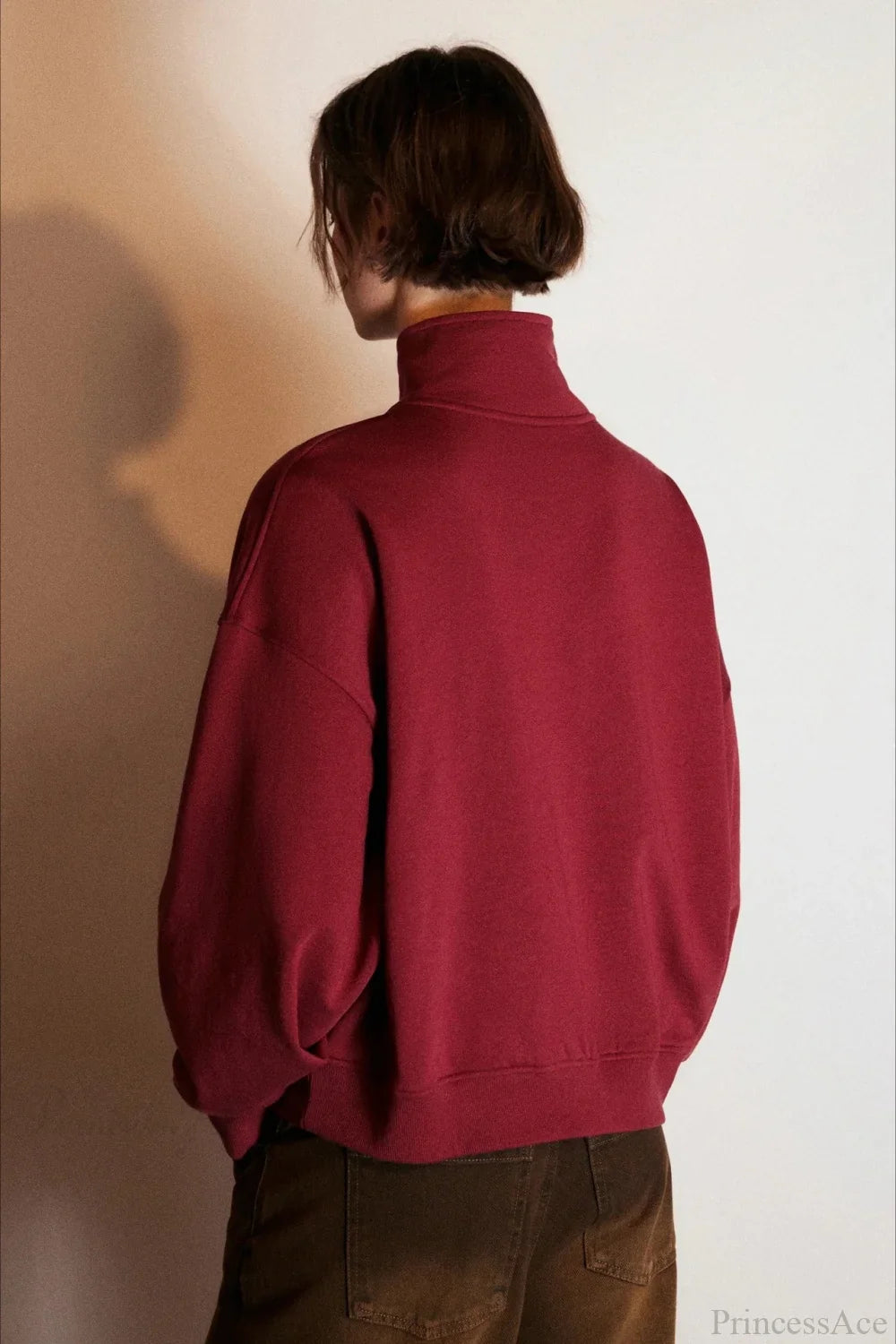 Felpa larga con collo alto e mezza cerniera con stampa di lettere