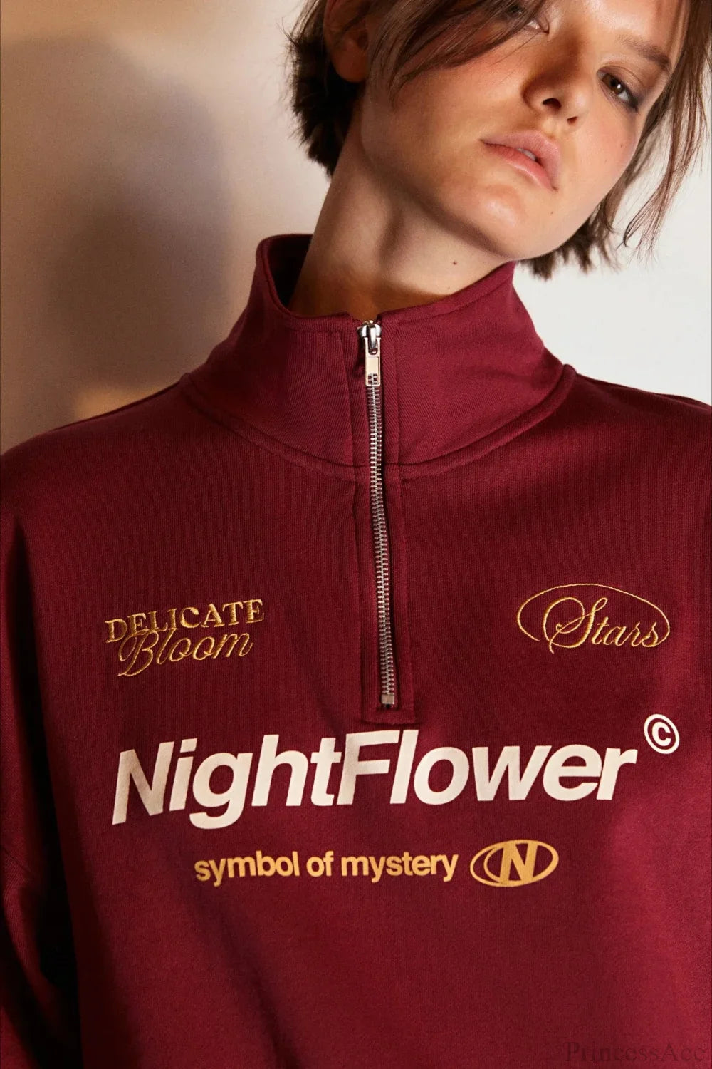 Felpa larga con collo alto e mezza cerniera con stampa di lettere