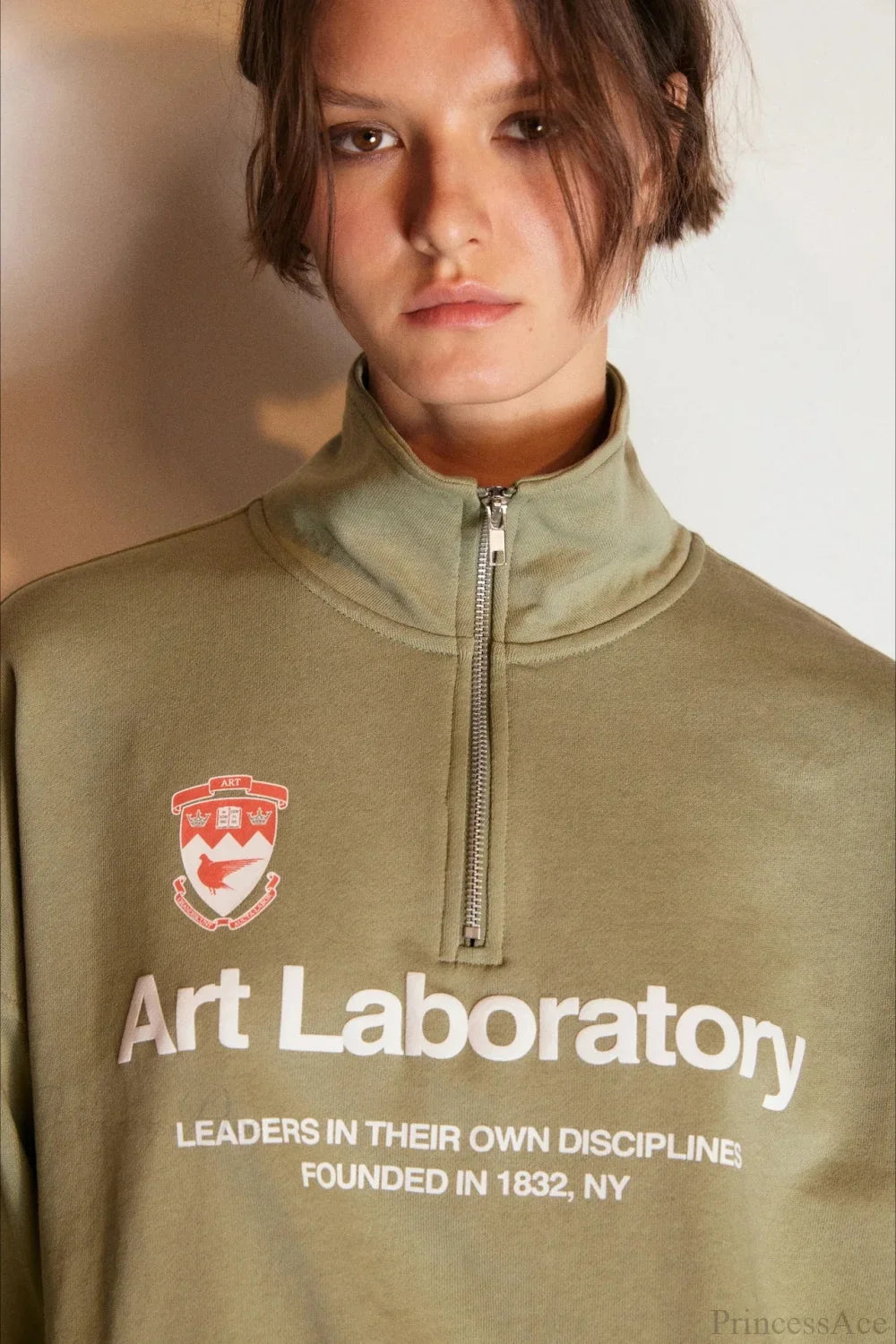 Felpa larga con collo alto e mezza cerniera con stampa di lettere