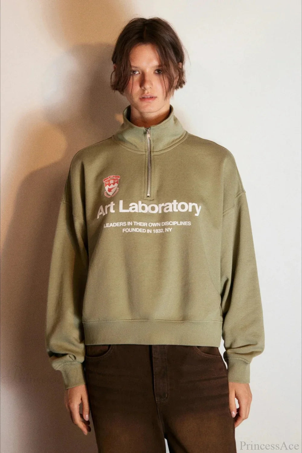 Felpa larga con collo alto e mezza cerniera con stampa di lettere