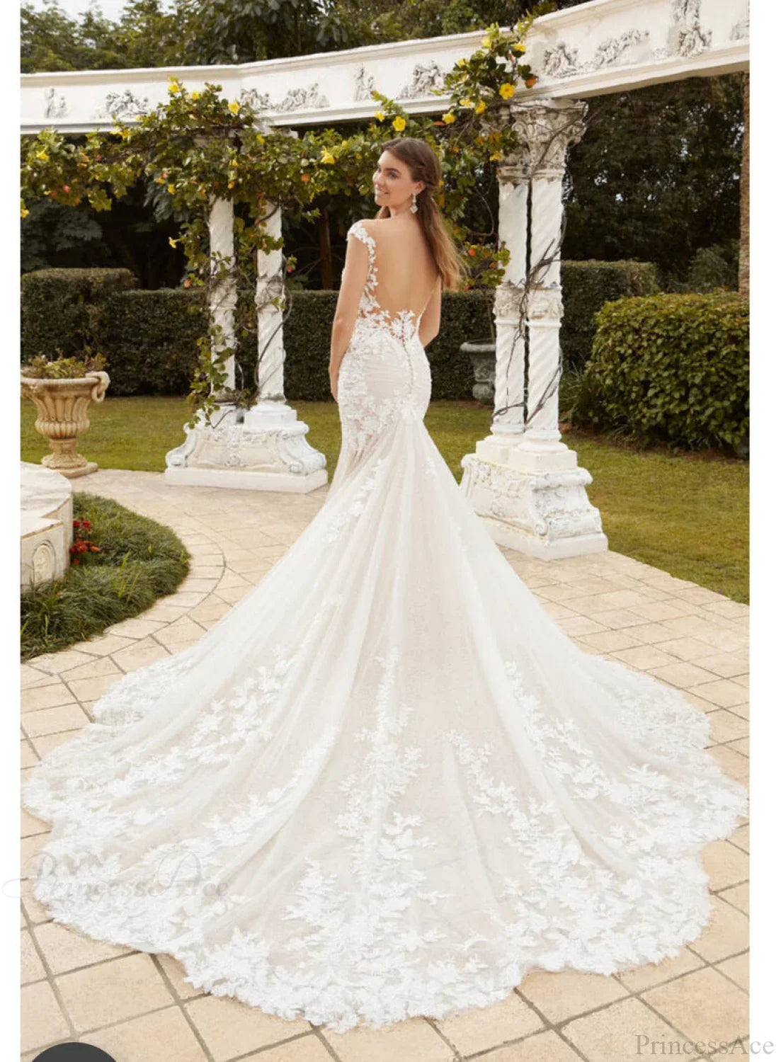 Vestido de Noiva com Renda e Trem Longo
