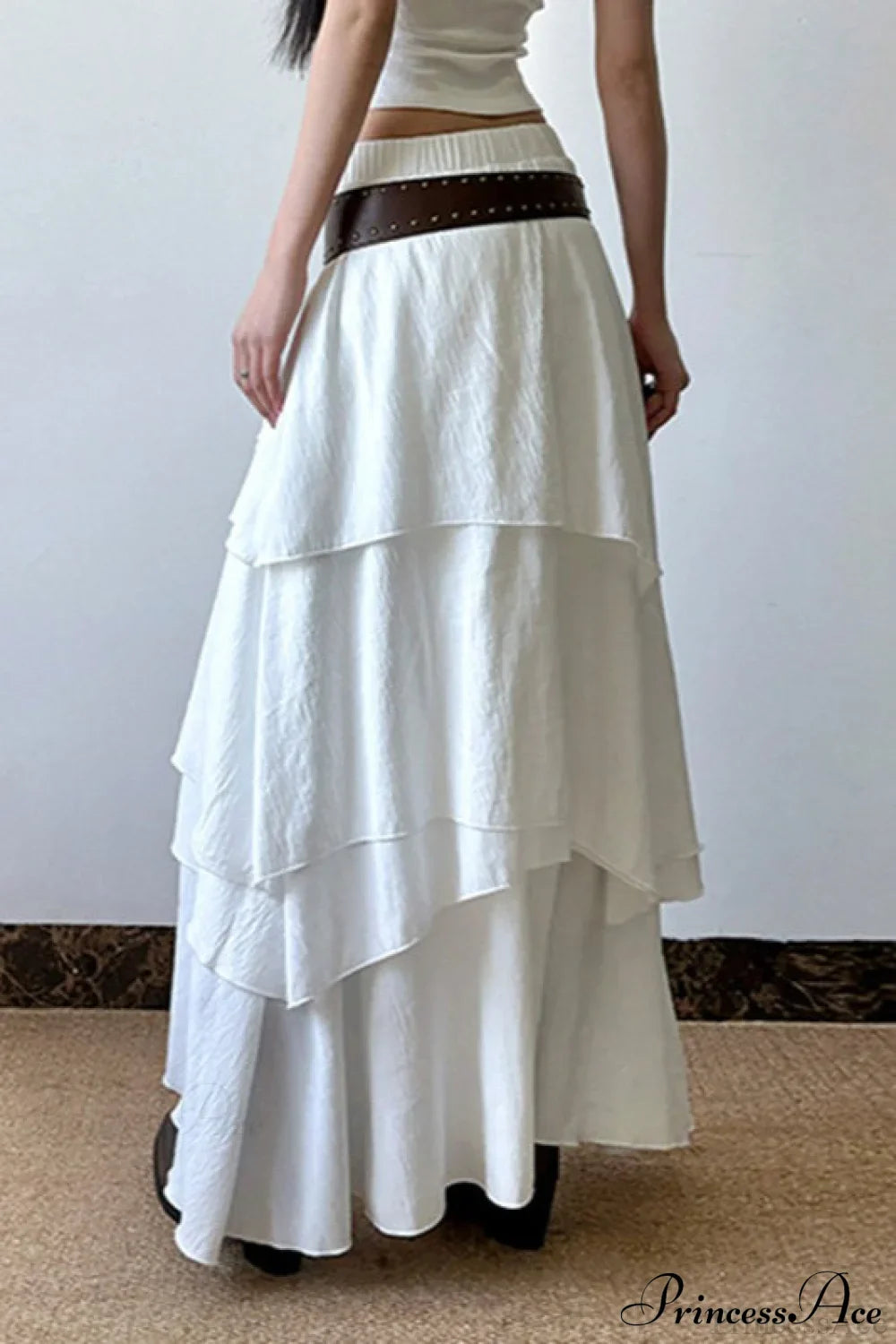 Maxirock mit niedrigem Bund und asymmetrischem Schnitt