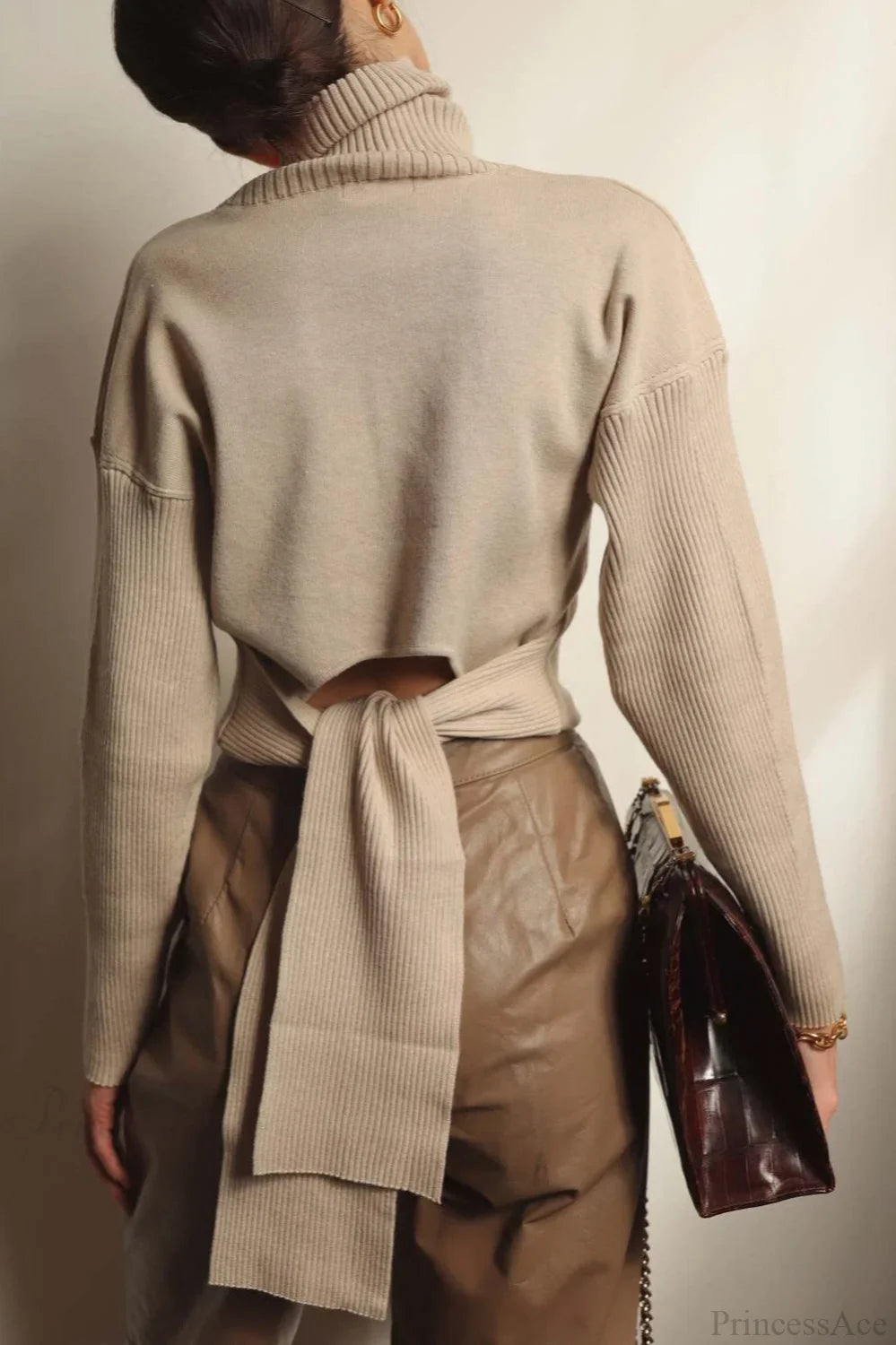 Maglione aderente minimalista con collo alto, senza schiena e con laccio sul retro