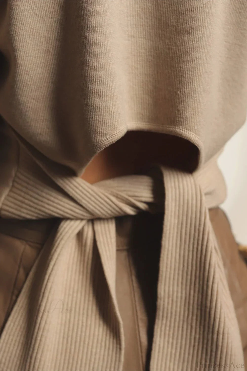 Maglione aderente minimalista con collo alto, senza schiena e con laccio sul retro