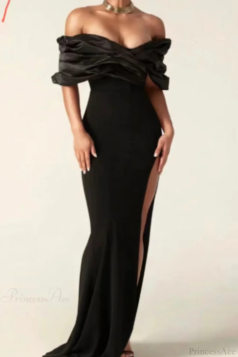 Schulterfreies gerafftes Maxikleid aus Satin mit Schlitz für den Abschlussball