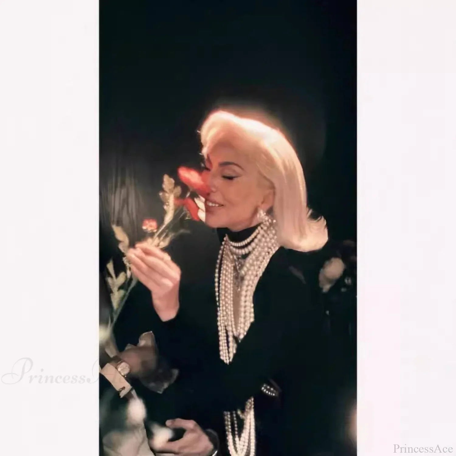 Abendkleid mit durchsichtigen Ärmeln und Perlenverzierung