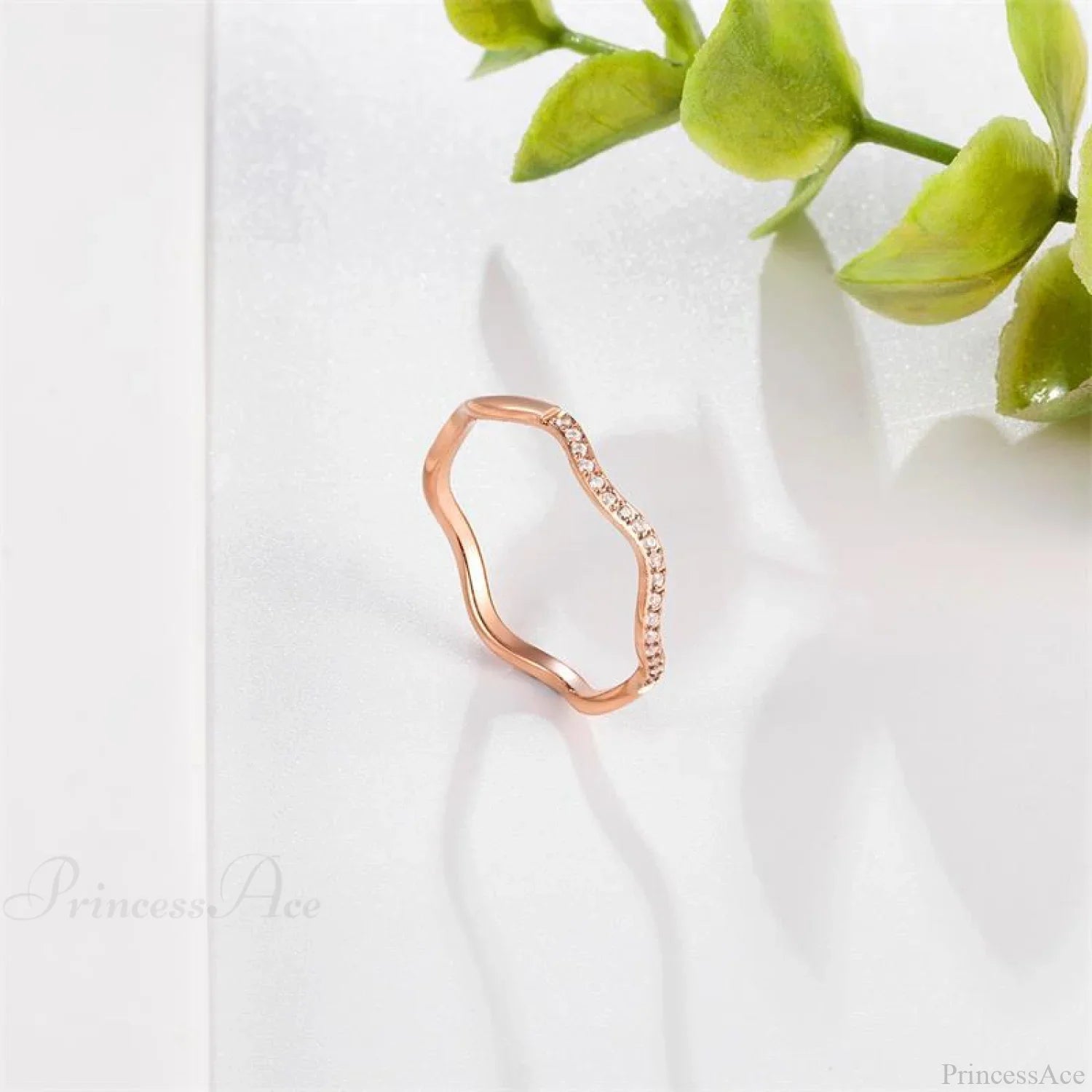 Personalisierter unregelmäßiger Ring mit gebogtem Rand in Roségold