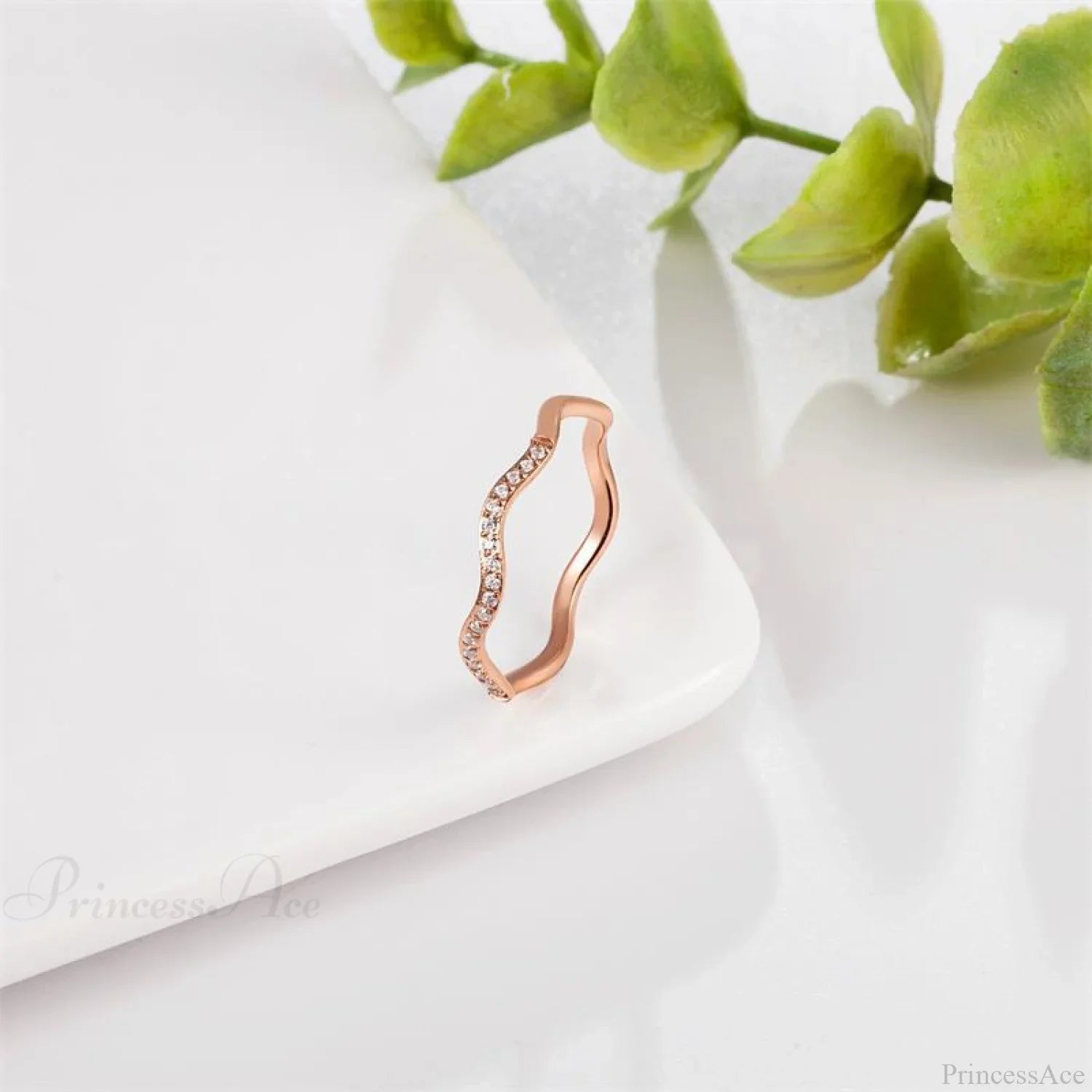 Personalisierter unregelmäßiger Ring mit gebogtem Rand in Roségold