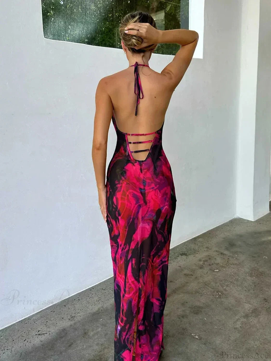 Vestido de Vacaciones Midi con Cuello Halter y Estampado Elegante
