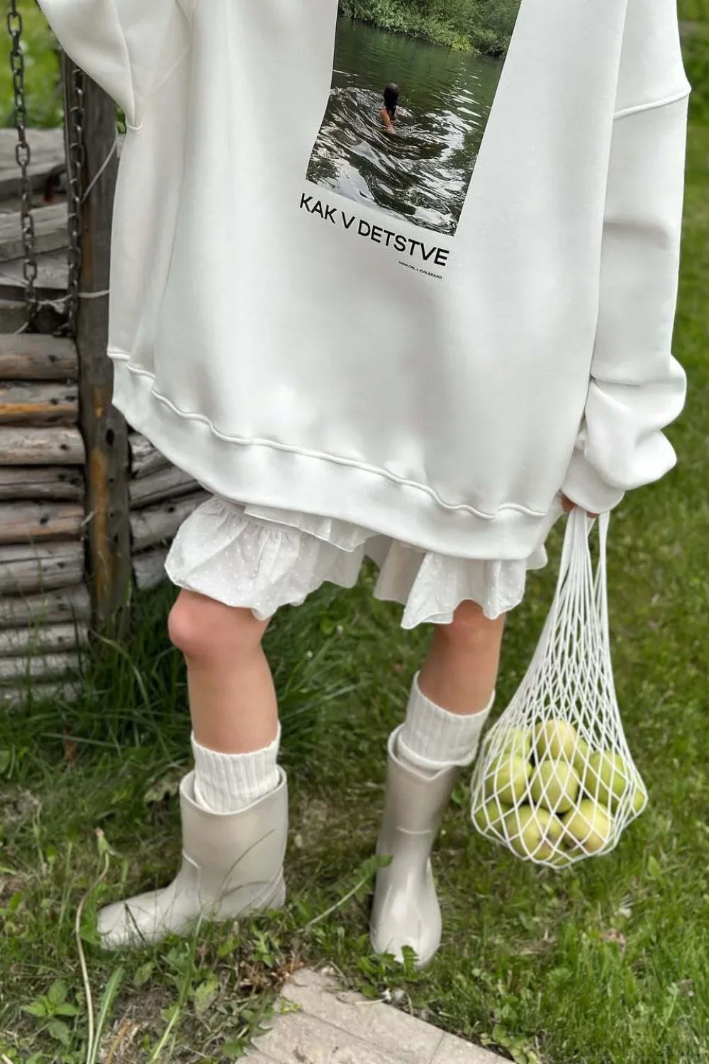 Felpa bianca stampata, ampia, informale, con scollo rotondo