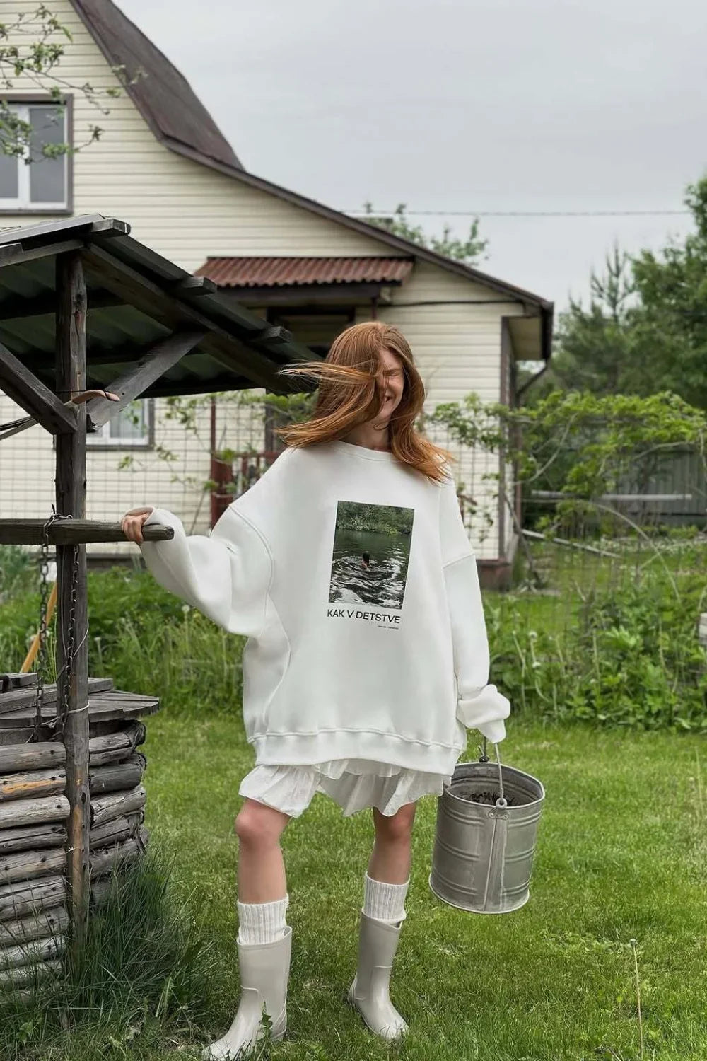 Felpa bianca stampata, ampia, informale, con scollo rotondo