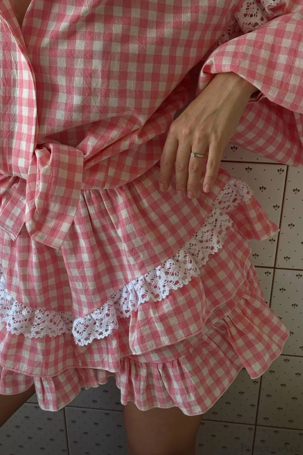 Romantisches zweiteiliges Set mit Spitzenbesatz und Karomuster