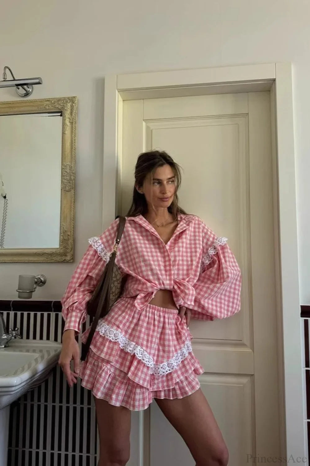 Romantisches zweiteiliges Set mit Spitzenbesatz und Karomuster