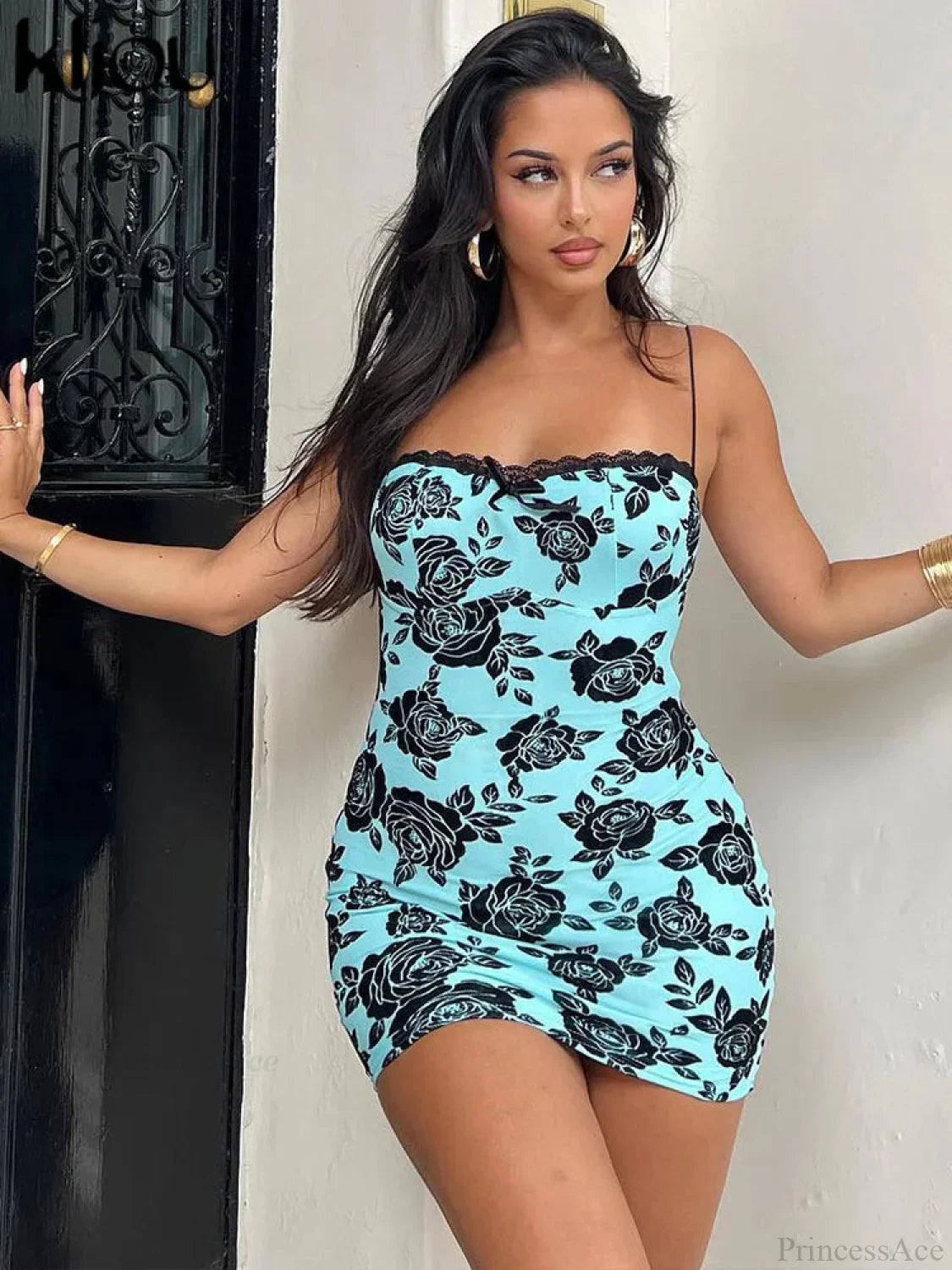 Šaty bodycon bez zad s krajkovým patchworkem a růžovým potiskem