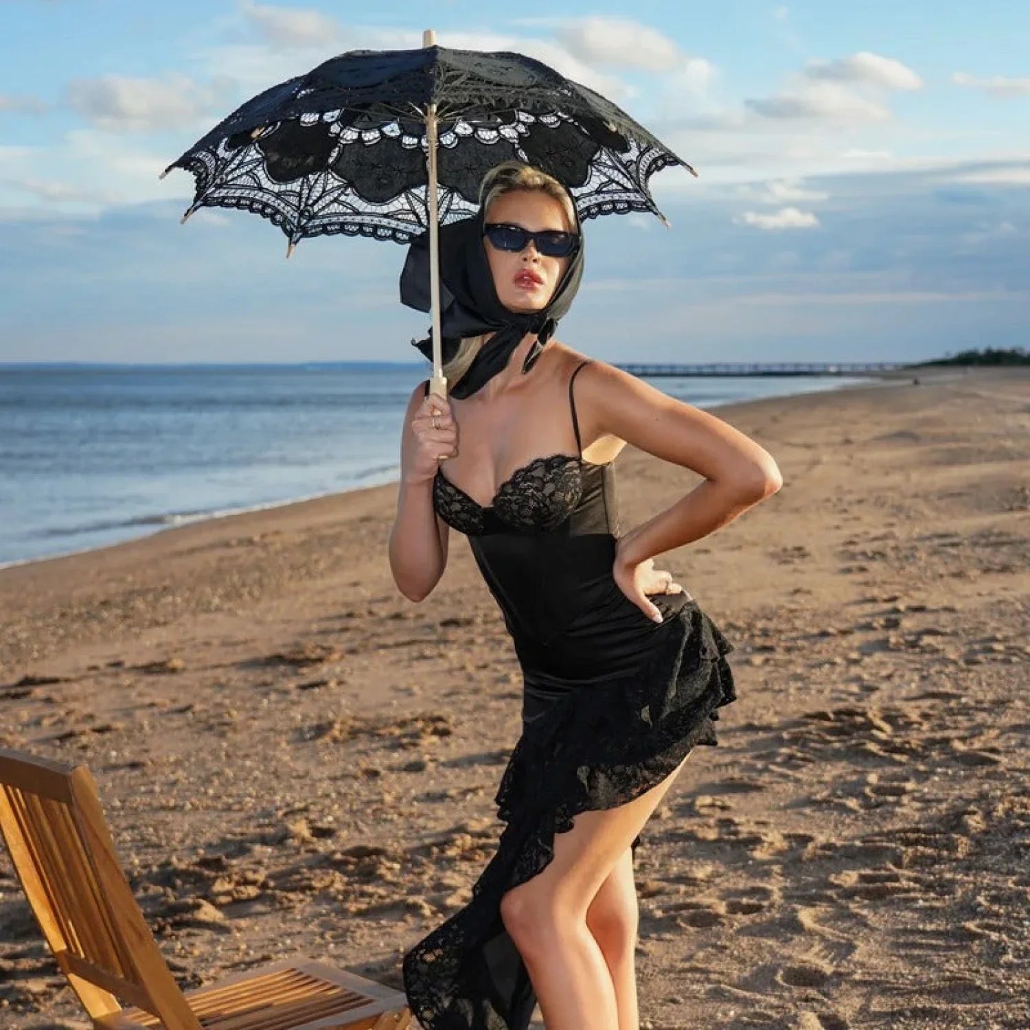 Elegantes trägerloses eng anliegendes Ballkleid mit Rüschenschlitz