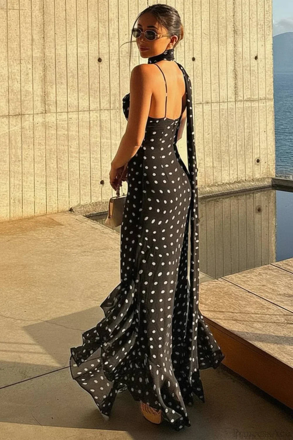 Robe longue à fines bretelles volantées