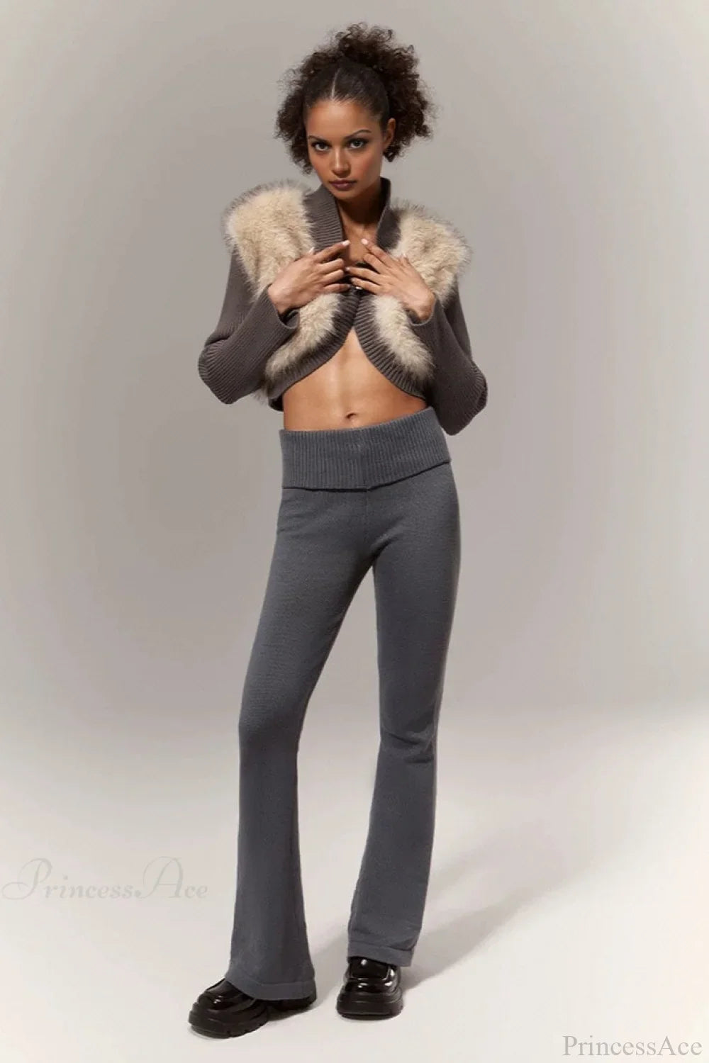 Sexy bauchfreies Blusenoberteil mit farblich abgesetzten, flauschigen Einsätzen und offenem Vorderteil