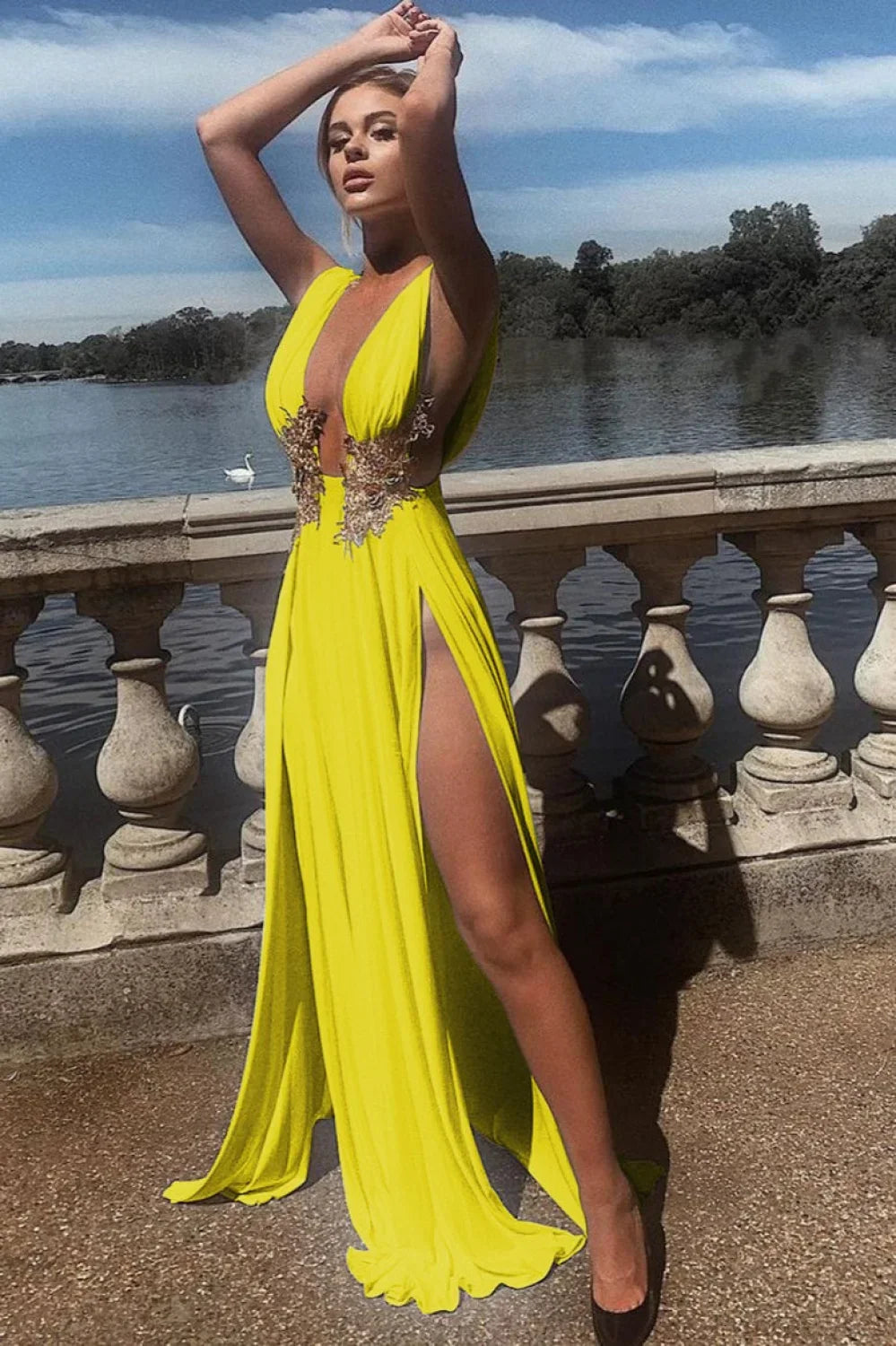 Robe de soirée évasée fendue haute à décolleté plongeant séduisant