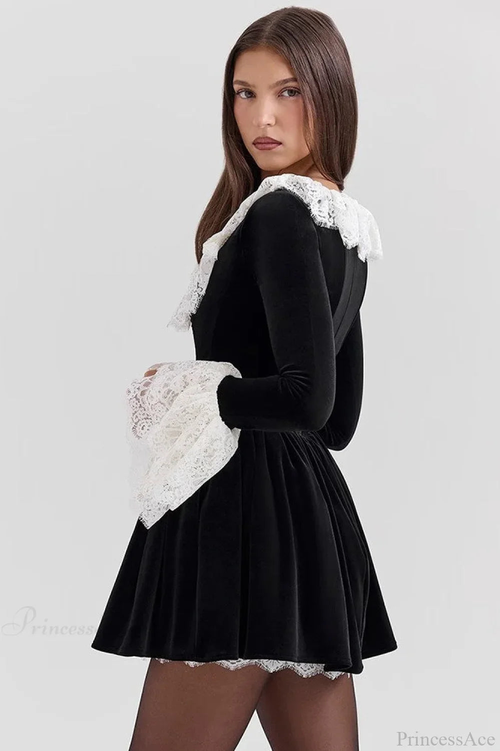 Sexy minišaty s čtvercovým výstřihem, krajkovým lemem a rozšířenými rukávy