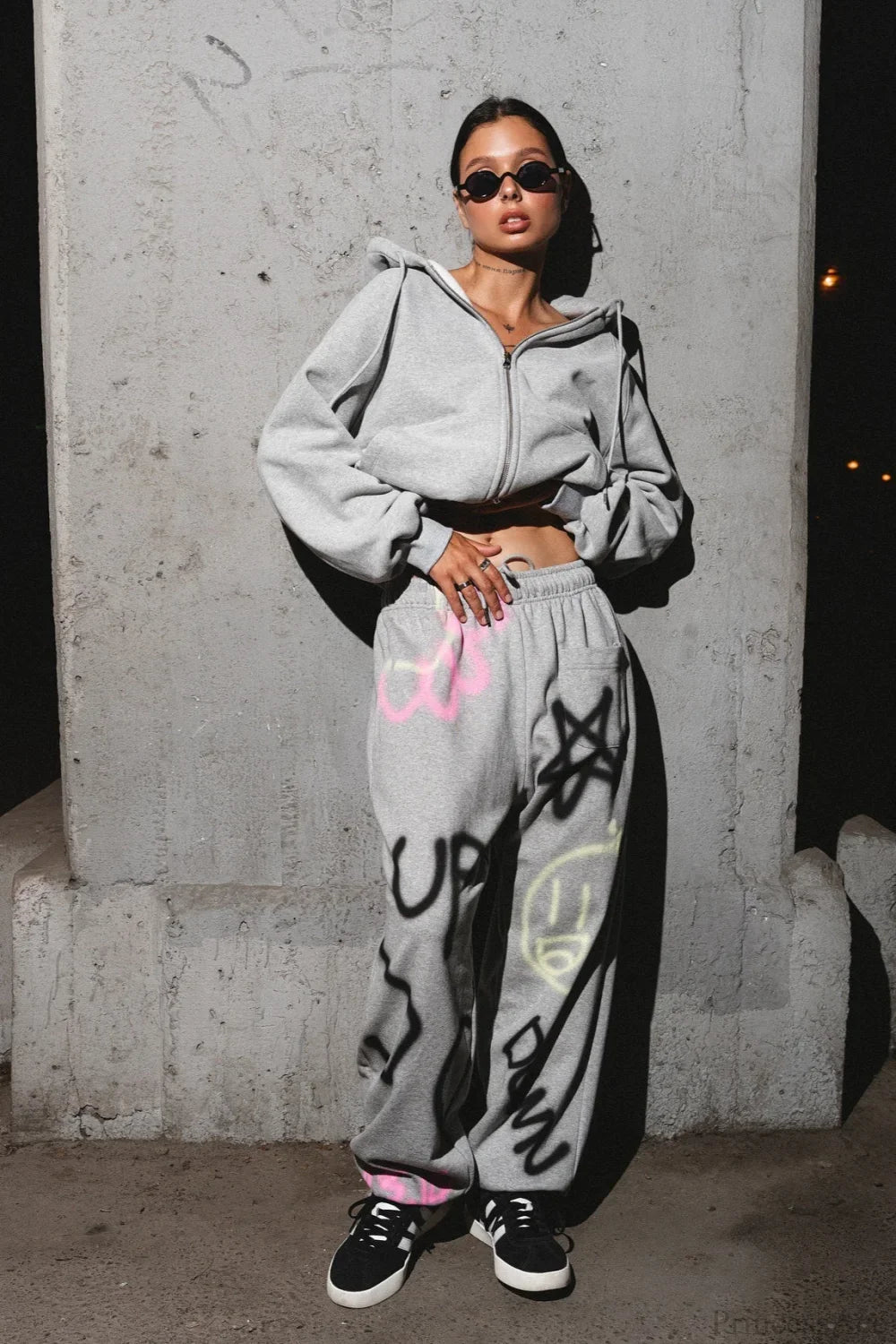 felpa con cappuccio tinta unita Pantaloni casual con lettere colorate in graffiti Completo due pezzi